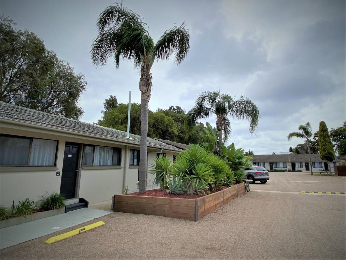 Hanging Rock Family Motel เบทแมนส์เบย์ ภายนอก รูปภาพ