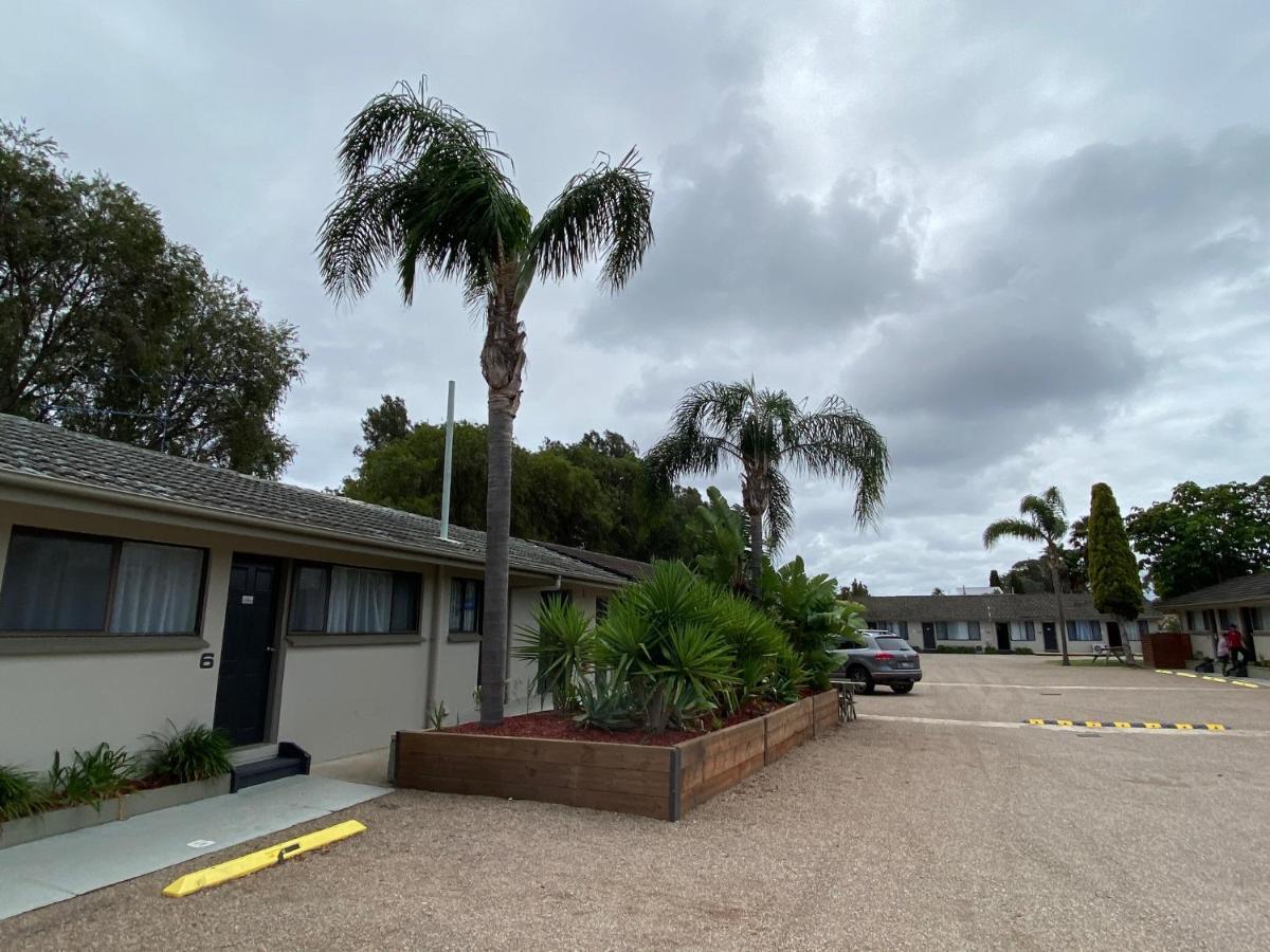 Hanging Rock Family Motel เบทแมนส์เบย์ ภายนอก รูปภาพ