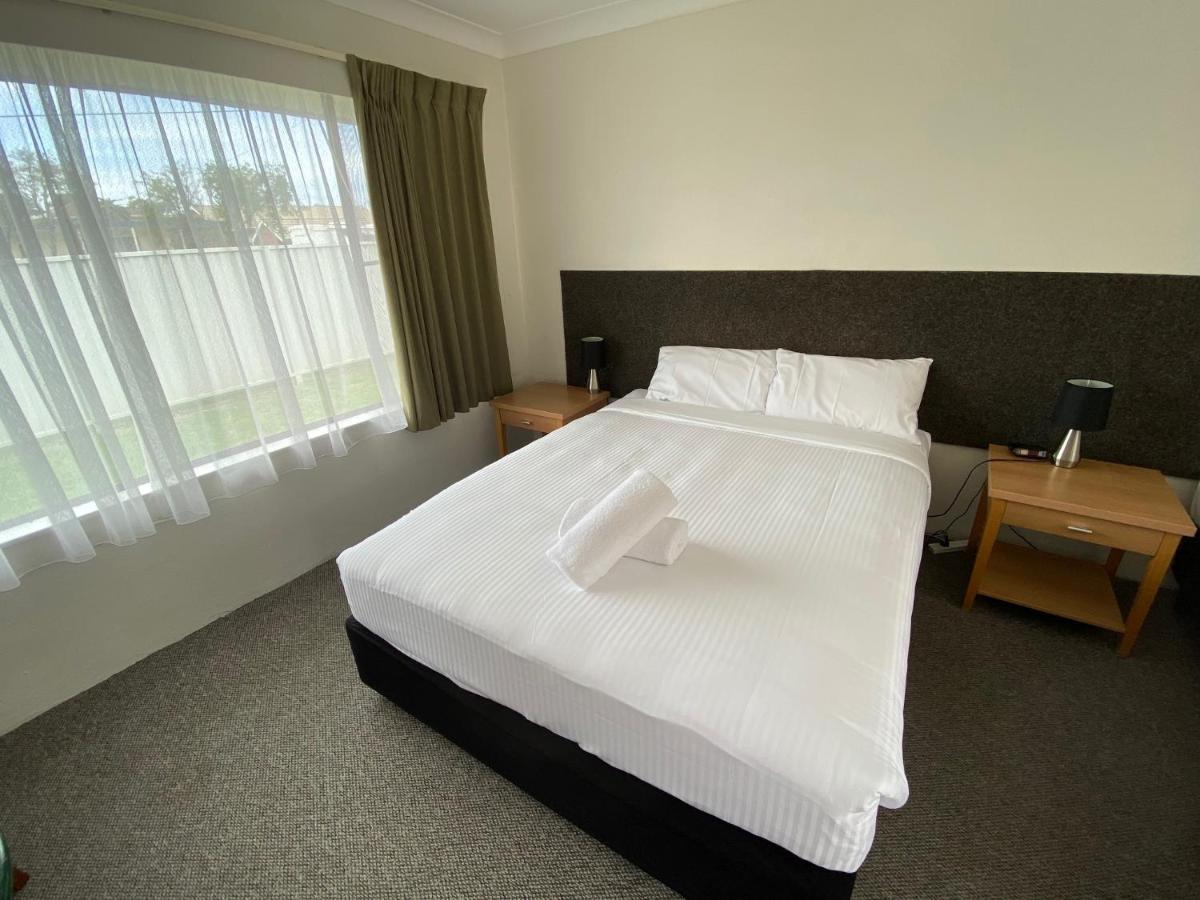 Hanging Rock Family Motel เบทแมนส์เบย์ ภายนอก รูปภาพ